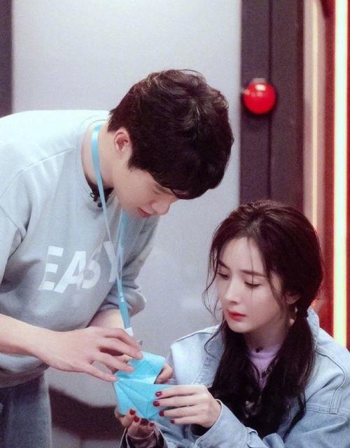 两个人吃瓜的娱乐